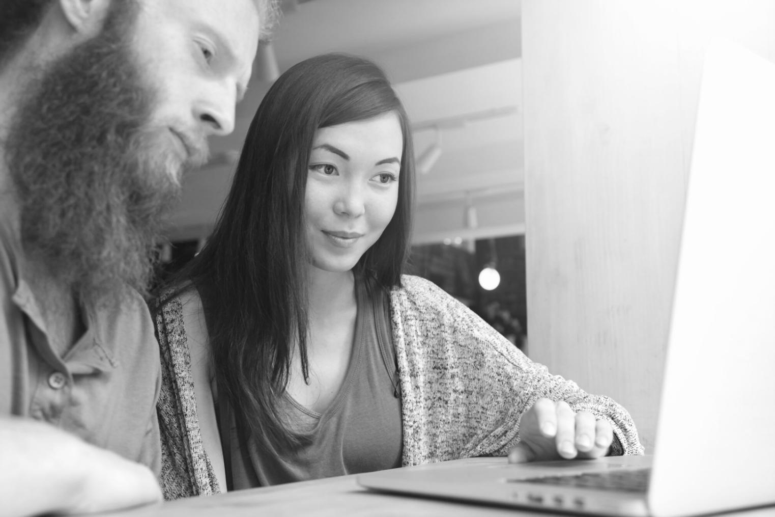 Sesión de trabajo desarrollando materiales educativos sobre gestión financiera